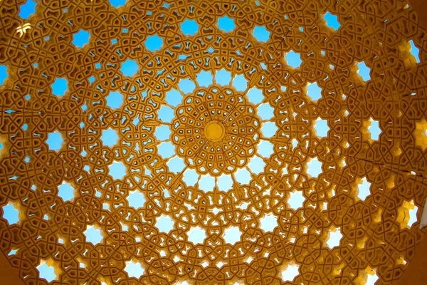 Techo de diseño de cúpula, de color dorado con estrellas recortadas y otras formas geométricas. Sería un hermoso fondo. Moscatel, Omán . — Foto de Stock