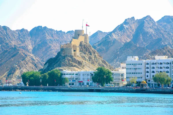 Castelo de Mutrah ou Forte no litoral da cidade de Muscat, Omã . — Fotografia de Stock