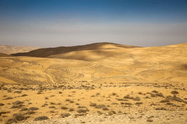 Strada statale del re attraverso il deserto tra Aqaba e Petra, Giordania . — Foto Stock