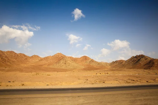 King's Highway road accross the desert between Aqaba & Petra, Jordan. — Stock Photo, Image