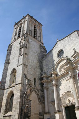 Eski bir kasaba olan La Rochelle, Charente Maritime, Fransa 'daki Aziz Kurtarıcı Kilisesi' ne bakıyorum..