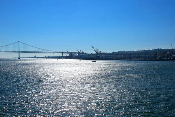 Abril Zawieszenie Most Łączący Miasto Lizbona Gminą Almada Przez Ujścia — Zdjęcie stockowe