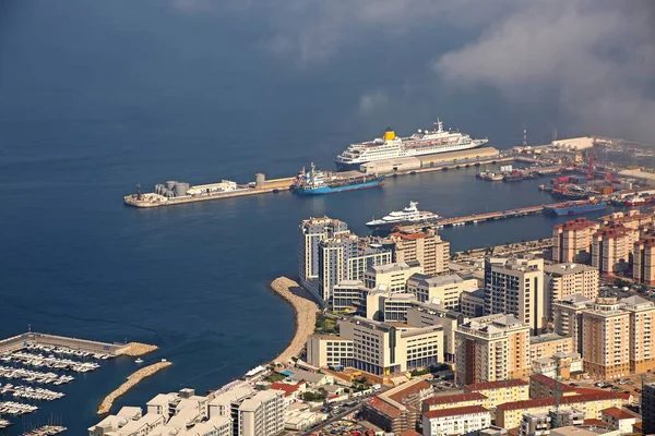 Uitzicht Vanaf Rots Van Stad Hieronder Commerciële Haven Ook Cruiseschepen — Stockfoto