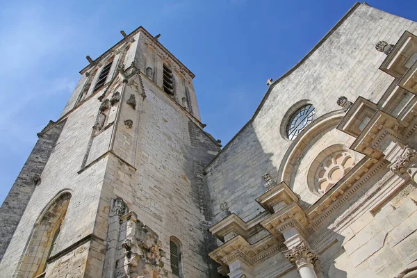 ロシェルの旧市街にあるカトリック教会である聖救い主教会を見上げる Charente Maritime France — ストック写真