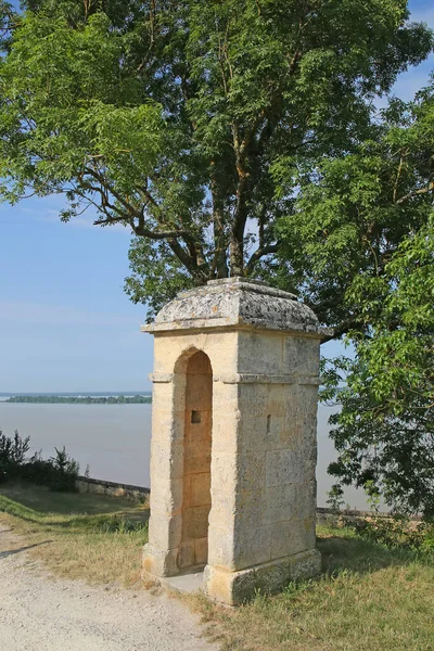 法国西南部新韦勒 阿基坦的吉隆德省布莱耶城堡内 传统的石柱建筑被用作立柱 — 图库照片