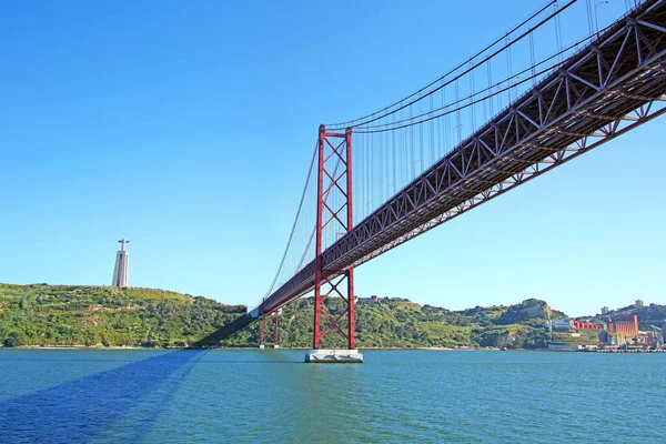 Подвесной Мост Abril Соединяющий Город Лисбон Муниципалитетом Алмада Статуей Христа — стоковое фото