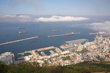 Aşağıdaki şehir Kayası 'ndan ve aynı zamanda uzak mesafedeki Afrika kıyılarından, Cebelitarık' a bakın..