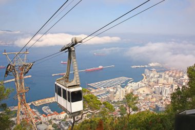 Cebelitarık 'taki teleferik ya da hava tramvayı dağın tepesindeki kayadan, Cebelitarık' tan izlendi..