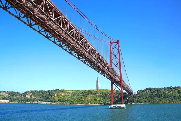 Подвесной Мост Abril Соединяющий Город Лисбон Муниципалитетом Алмада Статуей Христа — стоковое фото