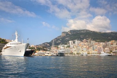Monako Prensliği ve Monte Carlo 'nun Akdeniz manzarası. Yoğun gökdelenler, yat, saray ve kumarhane. Batı Avrupa 'da Fransız Rivierası üzerinde egemen bir şehir, devlet, ülke ve mikro durumdadır.. 