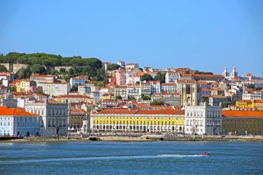 Eski Lizbon şehrinin çok renkli binaları. Sao Jorge Kalesi Praa do Comrcio şehir meydanına bakıyor. Portekiz, Tagus Estuary 'den görünüm. 