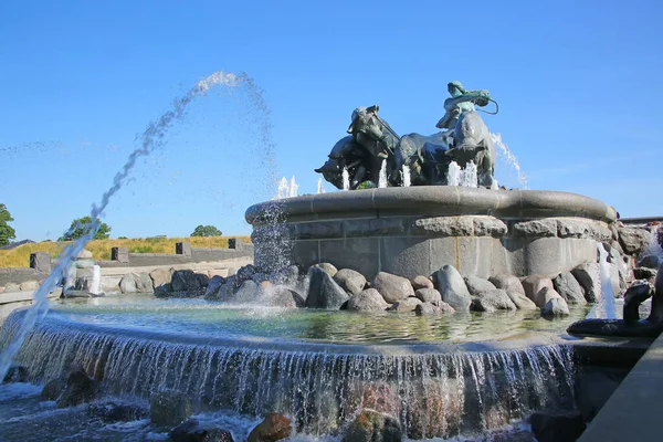 在丹麦哥本哈根的诺德雷 托尔德博德的港口前线 Gefion喷泉和一群动物被挪威人女神Gefjon驾驶着 — 图库照片