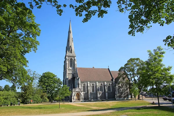 聖アルバン教会 または木や市内中心部のランドマークに囲まれた美しい敷地内の英語教会として知られています デンマークのコペンハーゲンにある聖公会教会です — ストック写真