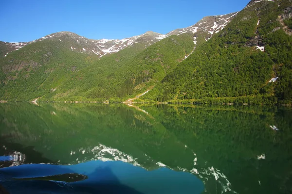 挪威西部Vestland县Sognefjord或Sognefjorden美丽而平静的峡湾和山区景观 — 图库照片