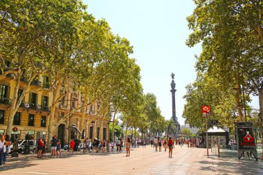 La Rambla 'dan Port Vell' deki Kristof Kolomb Anıtı 'na doğru bakın. Orta Barselona, Katalonya, İspanya 'da ağaçlarla çevrili bir yaya caddesi..