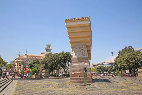 街の中心部にある美しい彫刻 カタルーニャ広場 バルセロナ スペイン — ストック写真