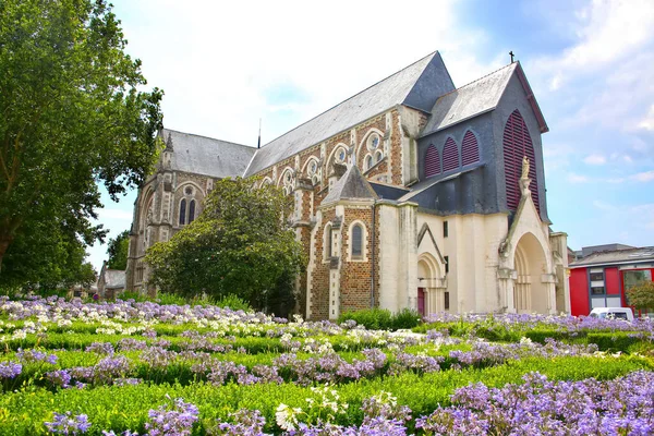 Vista Iglesia Saint Nazaire Hermosos Jardines Bluebell Con Interesantes Vidrieras — Foto de Stock
