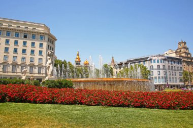 Şehir merkezindeki Placa de Catalunya veya Katalonya Meydanı, Barcelona, İspanya.