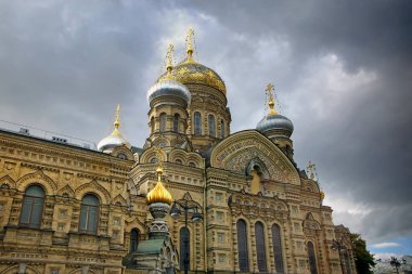 Vasilyevsky Adası, St Petersburg, Rusya 'daki Assumption Kilisesi' nin güzel altın kupaları.. 