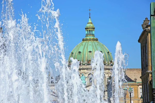 Wasserbrunnen Mit Schloßplatz Amalienborg Und Einer Statue Friedrich Auf Einem — Stockfoto