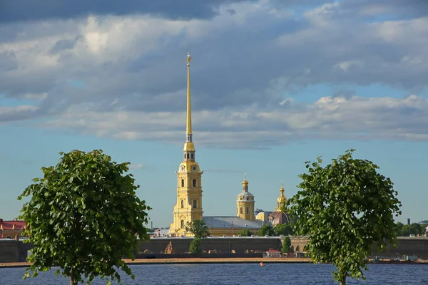 도시의 스카이라인에 피터앤 대성당의 도시의 배경은 러시아 상트페테르부르크 — 스톡 사진