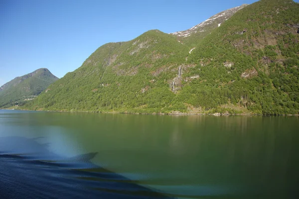 挪威西部Vestland县Sognefjord或Sognefjorden美丽而平静的峡湾和山区景观 — 图库照片