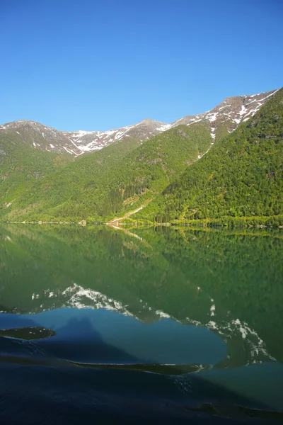挪威西部Vestland县Sognefjord或Sognefjorden美丽而平静的峡湾和山区景观 — 图库照片