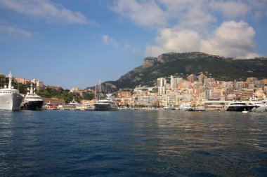 Monako Prensliği ve Monte Carlo 'nun Akdeniz manzarası. Yoğun gökdelenler, yat, saray ve kumarhane. Batı Avrupa 'da Fransız Rivierası üzerinde egemen bir şehir, devlet, ülke ve mikro durumdadır.. 