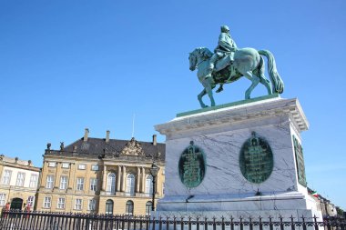 Atın üstünde Frederick V 'in heykeli olan Amalienborg Sarayı Meydanı. Danimarka kraliyet ailesi Kopenhag 'ın başkenti olan Amalienborg Sarayı' nın merkezinde yer almaktadır.. 