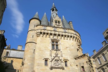Kapı ya da kapı Porte Cailhau 15. yüzyıldan kalma güzel bir gotik mimaridir. Hem savunma kapısı hem de zafer kemeri. Bordeaux, Fransa.