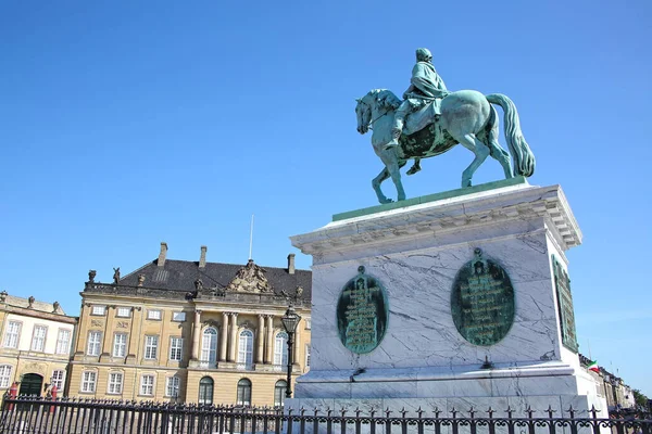 Πλατεία Παλατιού Αμαλιενμποργκ Ένα Άγαλμα Του Φρειδερίκου Πάνω Άλογο Βρίσκεται — Φωτογραφία Αρχείου