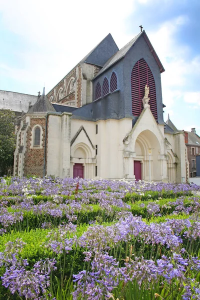 Vista Iglesia Saint Nazaire Hermosos Jardines Bluebell Con Interesantes Vidrieras — Foto de Stock