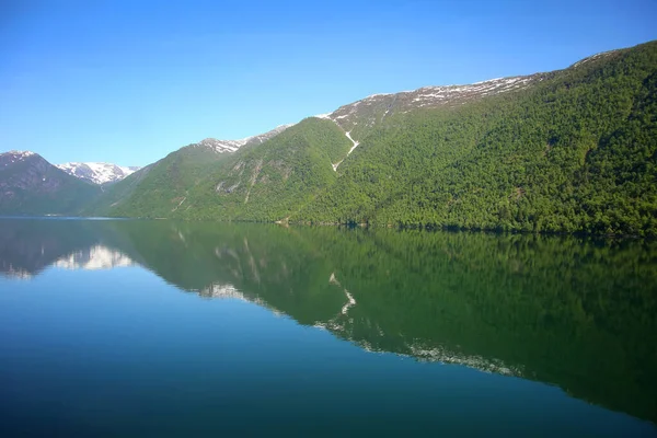 ノルウェー西部のベストランド郡ソグネフィヨルドまたはソグネフィヨルドの美しい穏やかなノルウェーのフィヨルドと山の風景 — ストック写真