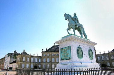Atın üstünde Frederick V 'in heykeli olan Amalienborg Sarayı Meydanı. Danimarka kraliyet ailesi Kopenhag 'ın başkenti olan Amalienborg Sarayı' nın merkezinde yer almaktadır.. 