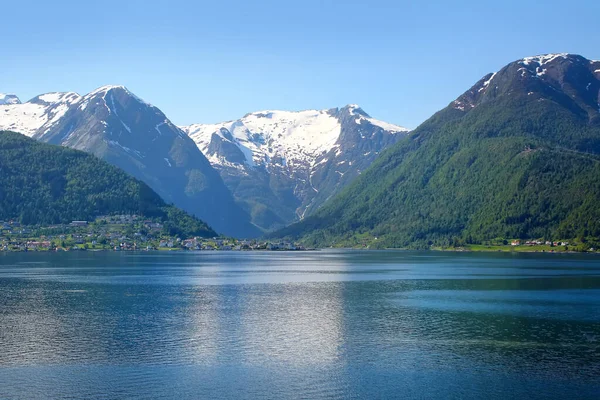 Bela Paisagem Fiorde Norueguesa Calma Neve Nas Montanhas Reflexões Água — Fotografia de Stock