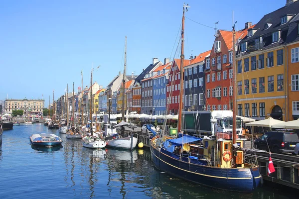 デンマーク コペンハーゲンの木製船 カラフルな建物やエンターテイメント地区を持つ歴史的な17世紀のウォーターフロントであるNyhanの眺め — ストック写真