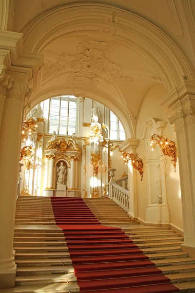 漂亮的装饰内部与黄金和红地毯 俄罗斯圣彼得堡国立隐居博物馆冬季宫约旦楼梯的下部 — 图库照片