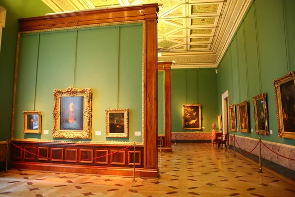 Beautiful Green Painted Rembrandt Hall Many Paintings Hanging Wall State — Stock Photo, Image