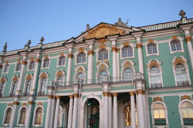 Sanat ve kültür müzesi olan ve dünyanın en büyük ikinci sanat müzesi olan Saint Petersburg, Rusya 'daki Devlet Hermitage Müzesi' nin cephesi.. 