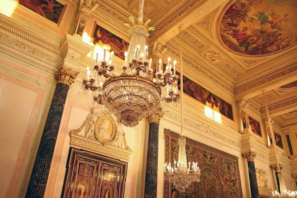 美丽的Chandellier 俄罗斯圣彼得堡国立隐居博物馆Leonardo Vinci房间的天花板 — 图库照片