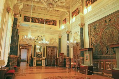 Güzel iç mekanlar, Leonardo da Vinci Odası, Devlet Hermitage Müzesi, St Petersburg, Rusya 'daki Chandellier & tavanları. 