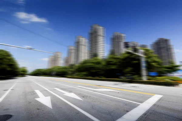 市内の道路がぼやけていて ストックフォト