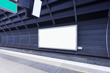 Boş reklam panosu olan Sydney metro platformu