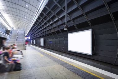 Boş reklam panosu olan Sydney metro platformu