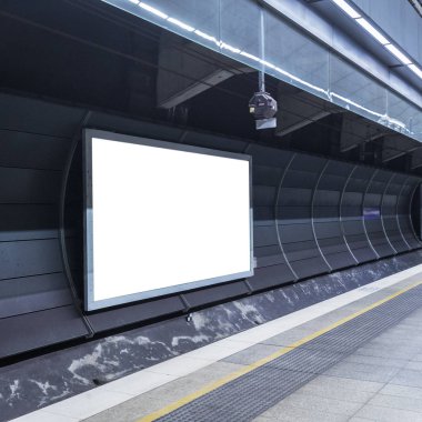 Boş reklam panosu olan Sydney metro platformu