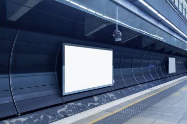 Boş reklam panosu olan Sydney metro platformu