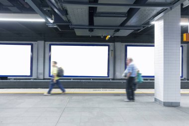 Boş reklam panosu olan Sydney metro platformu