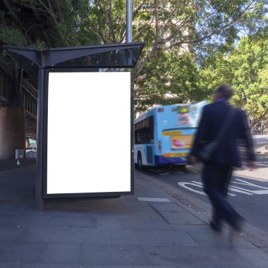 Avustralya'da Sydney şehir otobüs durağı yanındaki lightbox reklam