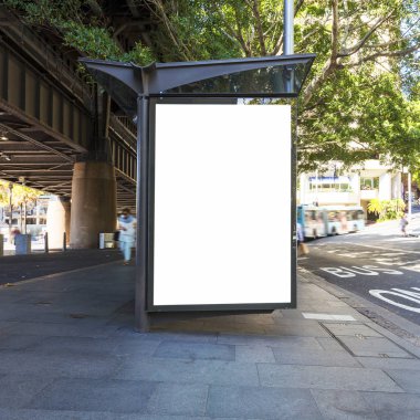 Avustralya'da Sydney şehir otobüs durağı yanındaki lightbox reklam