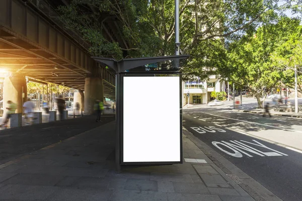 Avustralya'da Sydney şehir otobüs durağı yanındaki lightbox reklam
